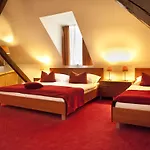 Singer 4* Ludvíkov