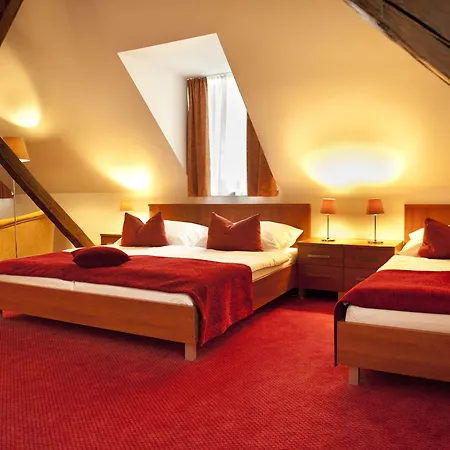 Singer 4* Ludvíkov